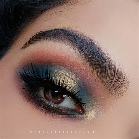 turquoise eyeshadow makeup.